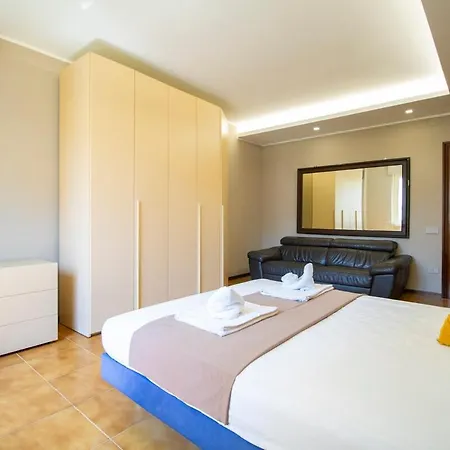 Appartamento Downtown - Private Parking, Wi-fi, And Courtyard